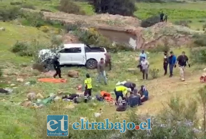 Ocho estudiantes lesionados tras volcamiento de camioneta en Cuesta del Cementerio en Llay Llay