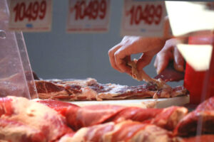 Experto apunta al alza de las bencinas: IPC de agosto golpea al bolsillo de las familias