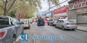 Conductor sufre reventón de un neumático tras caer en ‘evento’ en Avenida Chacabuco