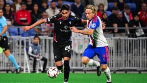 Pide camiseta: Osorio destaca en la caída del Crystal Palace por Europa League