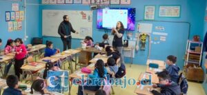 Psicólogo de Escuela Carmela Carvajal de Prat destaca labor de educadora diferencial