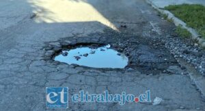 Vecina denuncia ‘zona de cráteres’ en calle principal de Villa El Canelo