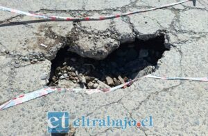 Socavón en calle Las Heras obliga a cierre de parte de la vía